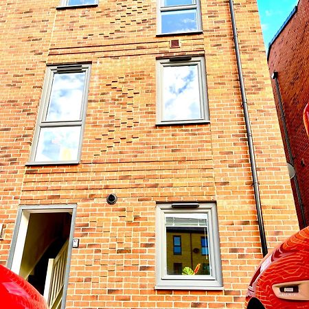 Modern Townhouse, Sleeps 4 With Parking Wakefield Exterior foto