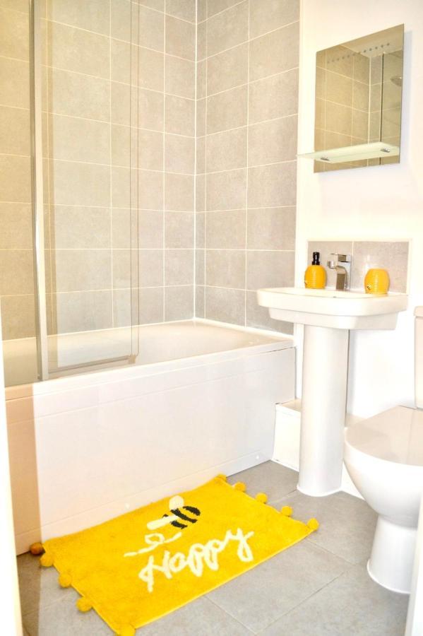 Modern Townhouse, Sleeps 4 With Parking Wakefield Exterior foto