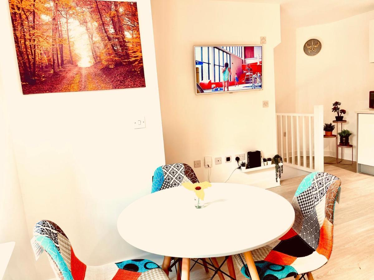 Modern Townhouse, Sleeps 4 With Parking Wakefield Exterior foto