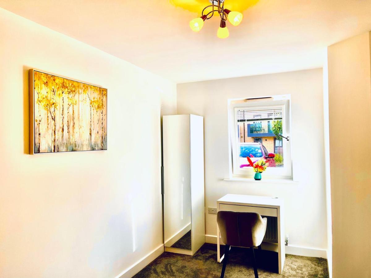 Modern Townhouse, Sleeps 4 With Parking Wakefield Exterior foto