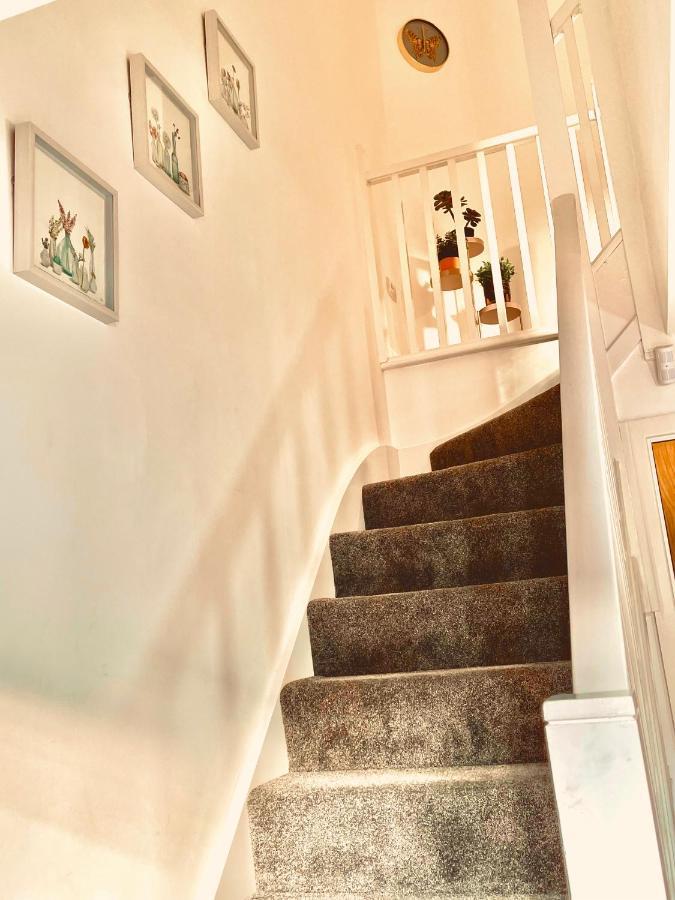 Modern Townhouse, Sleeps 4 With Parking Wakefield Exterior foto