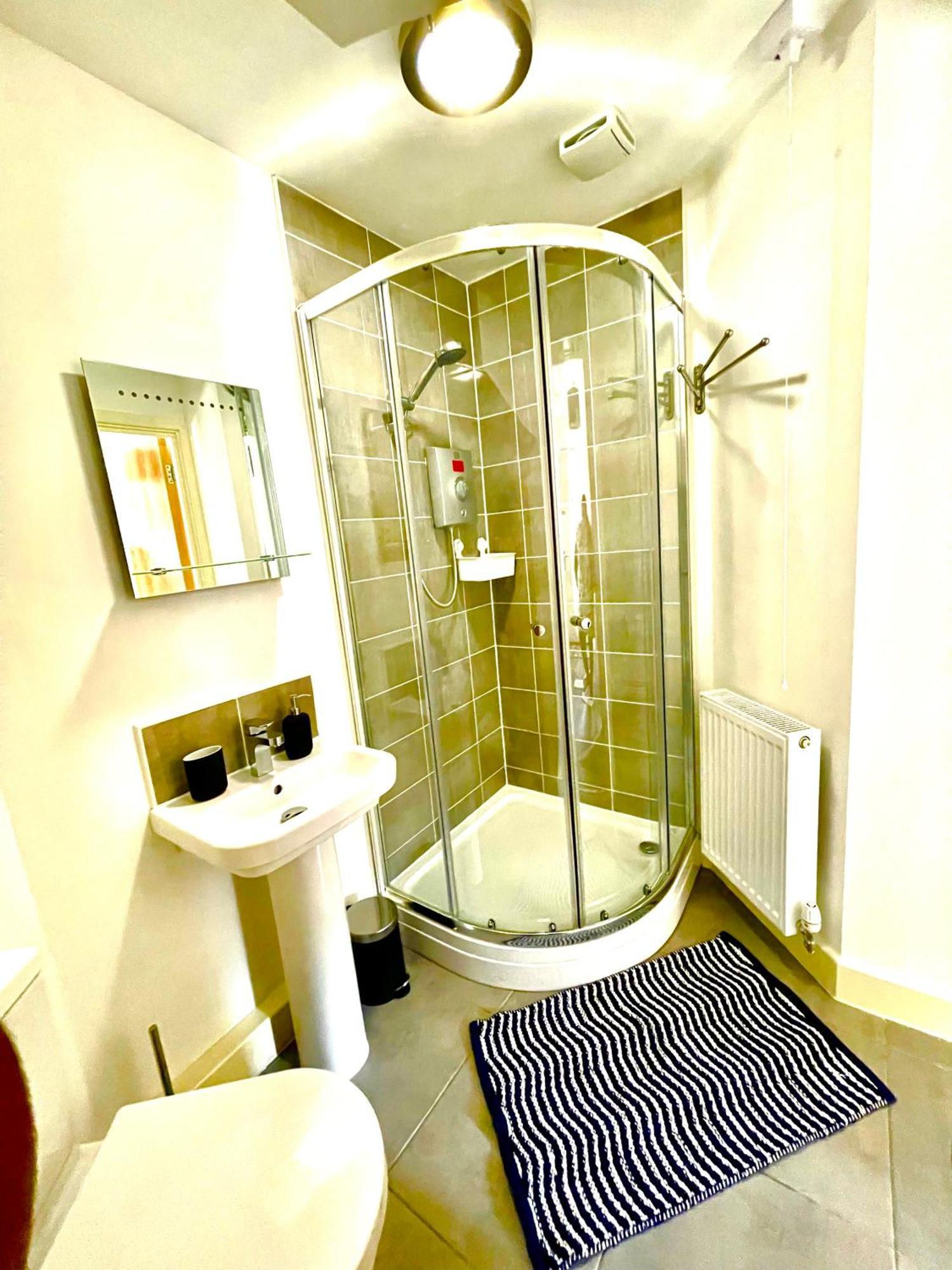 Modern Townhouse, Sleeps 4 With Parking Wakefield Exterior foto